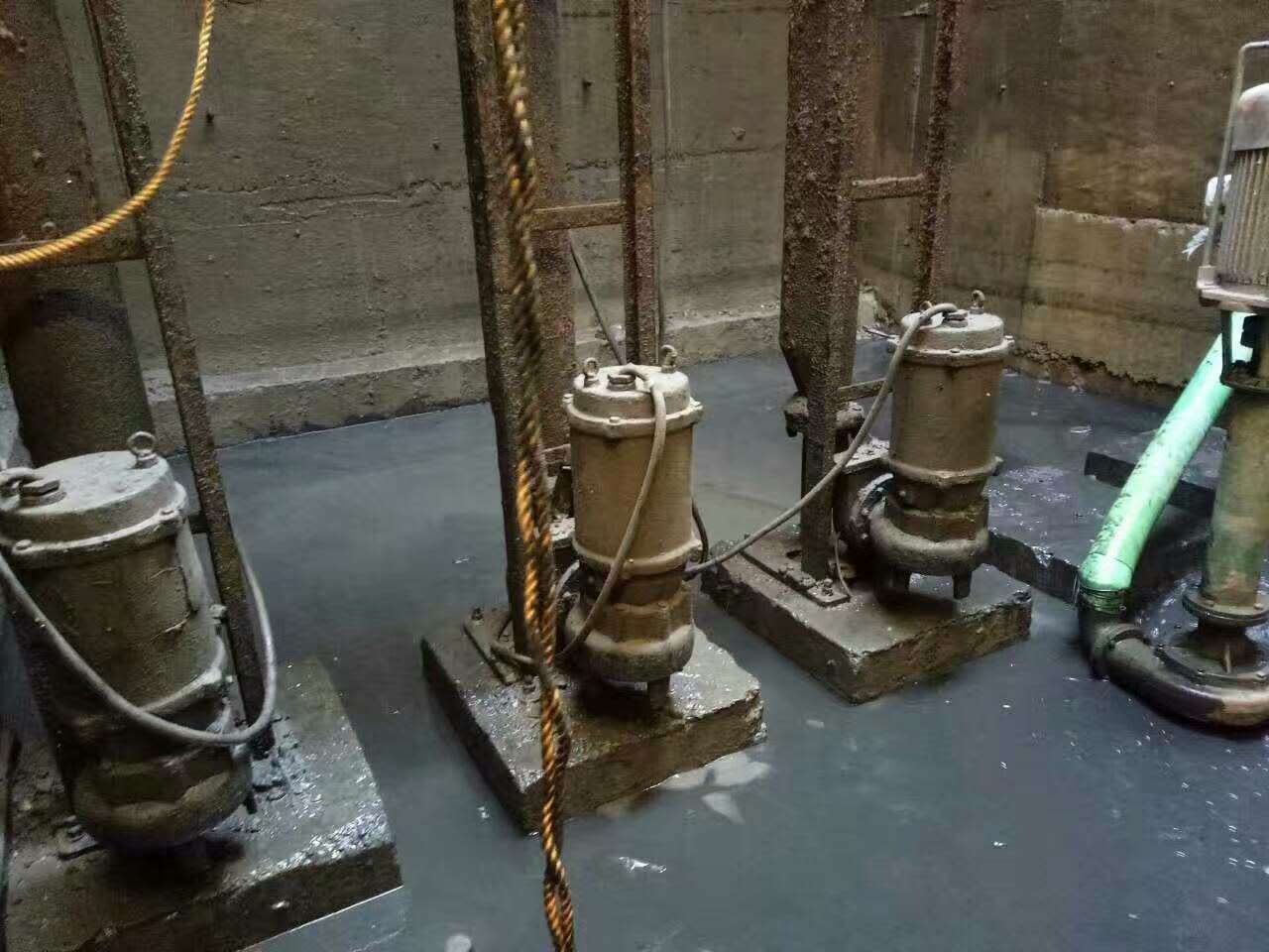 定南污水池清理