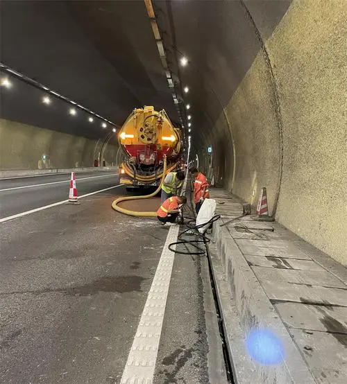 定南隧道排水渠清淤